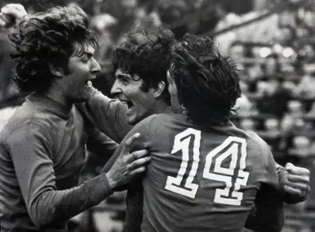 Marco Tardelli (di spalle) abbraccia Paolo Rossi e Giancarlo Antognoni durante l'incontro Italia-Francia giocato a Mar del Plata (Argentina) durante i Mondiali del 1978. ANSA