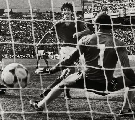 Un gol di Paolo Rossi (s) nella partita Italia-Brasile battendo il portiere Waldir Peres. ANSA