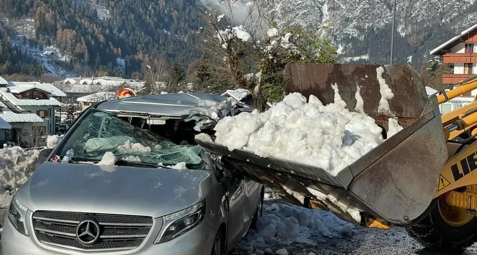 Scontro ruspa-pulmino Un ferito a Giustino