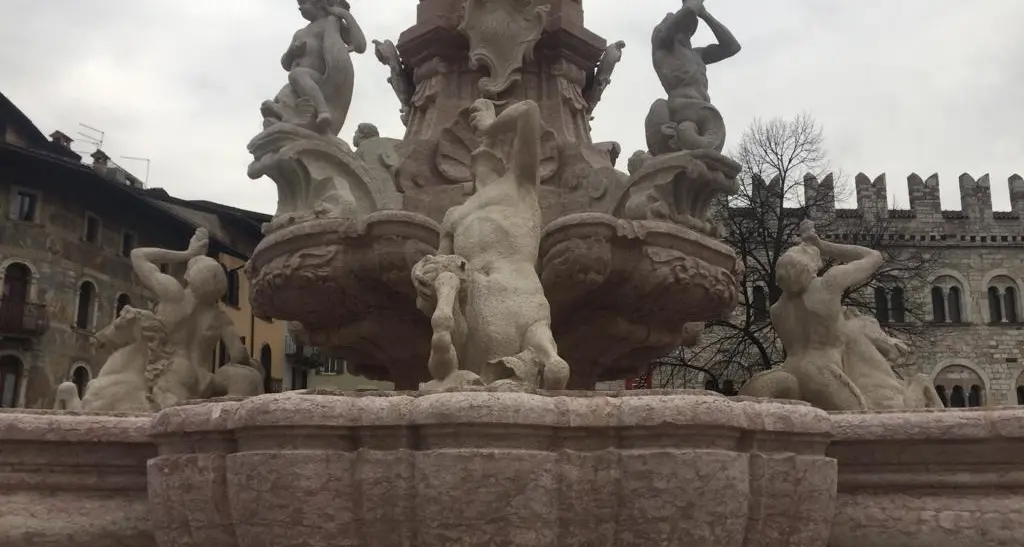 La proposta della Lega: fontana del Nettuno recintata e vietato sedersi sui gradini