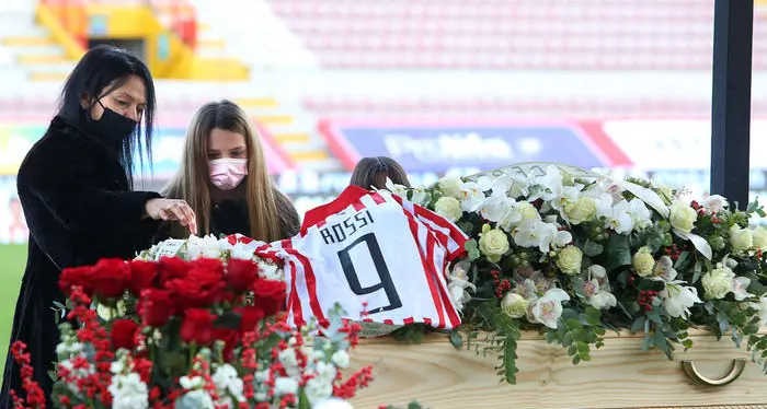 L'ultimo abbraccio a Paolo Rossi A Vicenza funerali in diretta tv