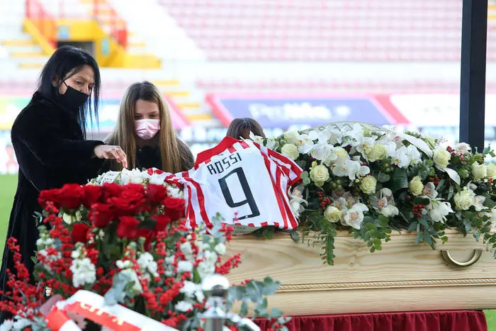 Stadio Menti, Camera ardente Paolo Rossi . La moglie e le figlie. 11 Novembre 2020. Vicenza ANSA/NICOLA FOSSELLA