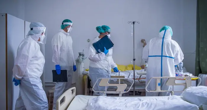 Quattro morti e 88 contagi nel bollettino covid. Restano quasi 400 i malati in ospedale