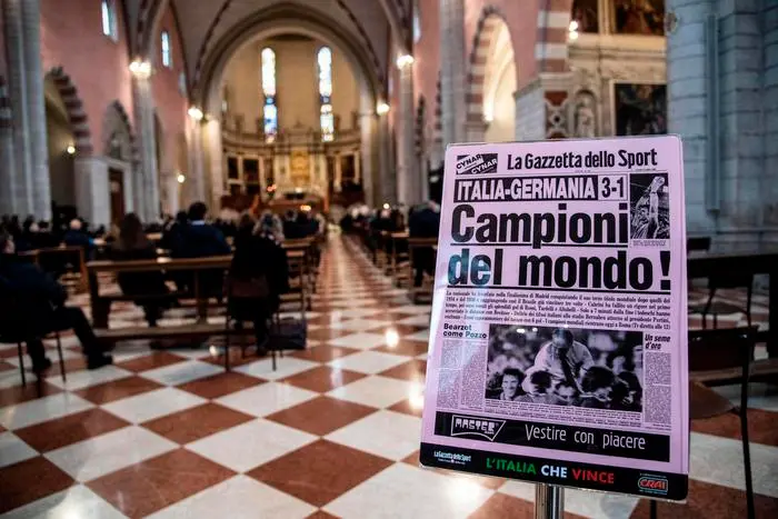 This picture taken on December 12, 2020 shows the front page of 'La Gazzetta dello Sport' dedicated to the victory of Italy in 1982 football World Cup during the funeral of former Italy's football player Paolo Rossi in the Santa Maria Annunciata Cathedral in Vicenza, Northeastern Italy. - Former Italy's football player Paolo Rossi died on December 9, 2020 in Siena at the age of 64. (Photo by Marco Bertorello / AFP)