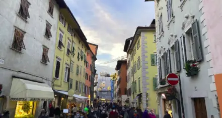 In città un sabato di shopping Molta gente per le vie del centro