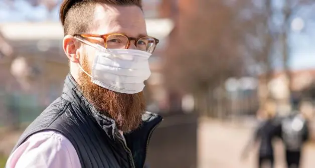 Hai la barba e porti la mascherina? Lavati più spesso, ma attento alla pelle