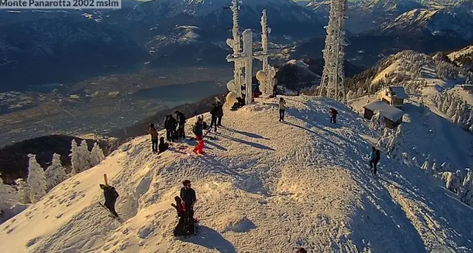 Una domenica di sole e neve: montagna presa d'assalto, ciaspole e pelli di foca ovunque (e qualche problema di traffico e parcheggi)