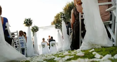 Matrimonio con uomo morente, prete rischia condanna a 16 mesi