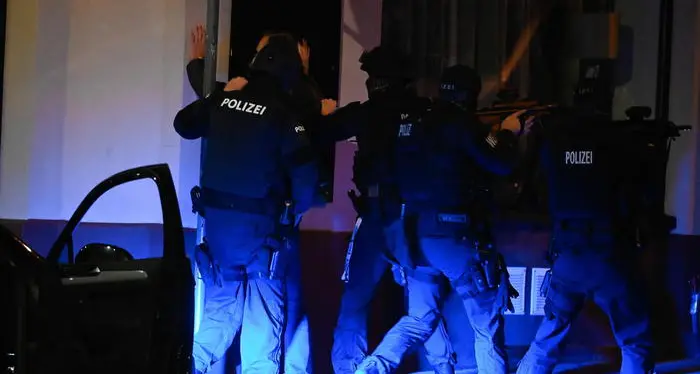 Vienna, sparatoria davanti alla sinagoga: sette morti Ucciso un attentatore - VIDEO