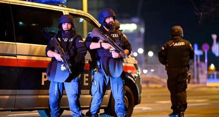Terrore a Vienna: 4 morti e 17 feriti Ucciso un attentatore dell'Isis