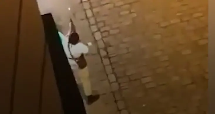 Vienna, il video di un attentatore che spara in strada