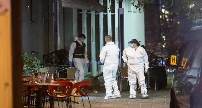 Vienna, l'attentatore un ventenne islamista già noto all'antiterrorismo
