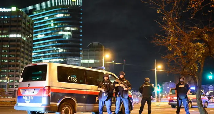 Terrore a Vienna, altri 2 arresti L'Isis rivendica il tragico attentato