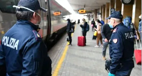 Trento, in mutande e senza mascherina La polfer lo ferma e gli amici lo difendono