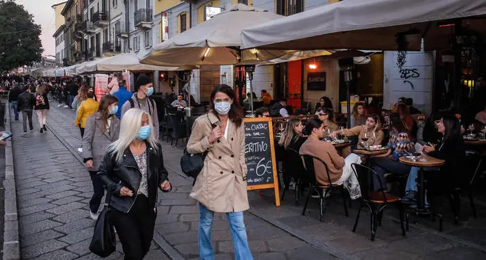Covid, i dati in Italia verso un calo dei contagi le restrizioni funzionano