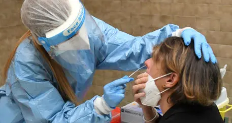 Tamponi, test rapidi, salivari: ecco la differenza, come si fanno e cosa fare in caso di positività