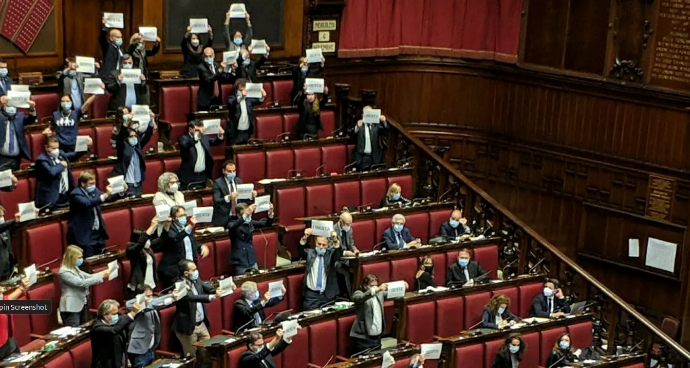 La Camera approva la legge contro omofobia e discriminazioni La destra: «Reato di opinione»