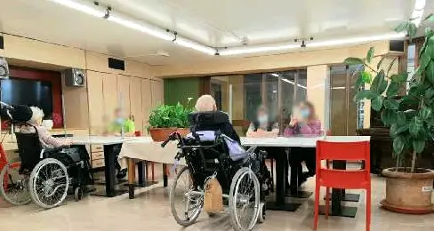 Rsa, allarme nelle cucine I sindacati: «Troppe assenze Servono tamponi più veloci»