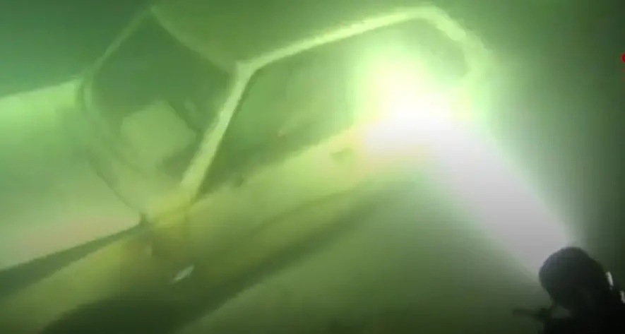 Le manovre dei vigili del fuoco a 80 metri di profondità viste dalla action cam