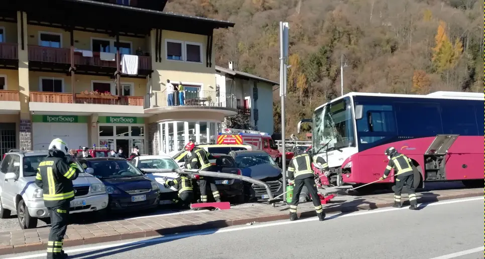 Paura a Imer, bus fuori strada travolge palo e alcune auto L'autista portato in ospedale