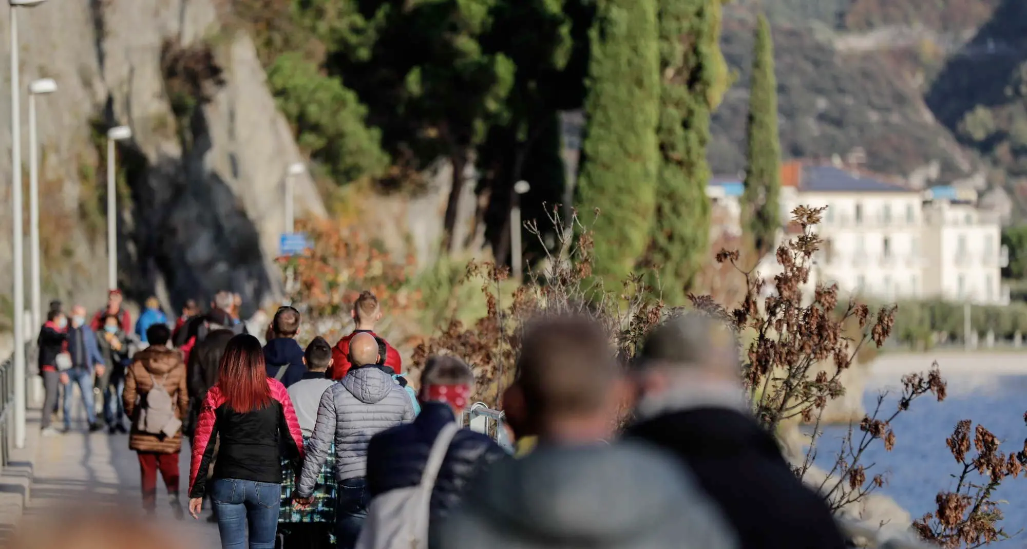 Il \"lockdown soft\" di Riva una folla a passeggiare ma la sera si ferma tutto - Video