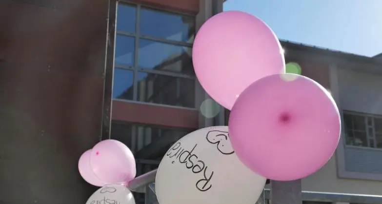 Novecento firme in tutto il Trentino: \"No alla mascherina per gli scolari\", per protesta bimbi a casa e palloncini davanti alle scuole