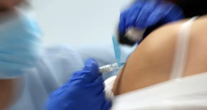 Avanzavano dosi di vaccino, gli operatori chiamano figli e parenti per fargliele