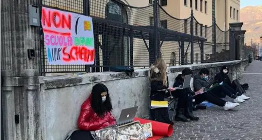 «No al 100% di dad»: Studenti in videolezione seduti davanti al liceo