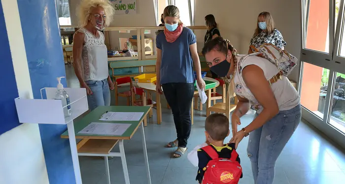 Le restrizioni: alle primarie e all'asilo solo i figli di chi fa lavori essenziali Verso limitazioni anche per le aziende