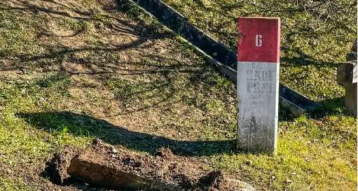 Vandali di notte al museo del paracarro a Canezza
