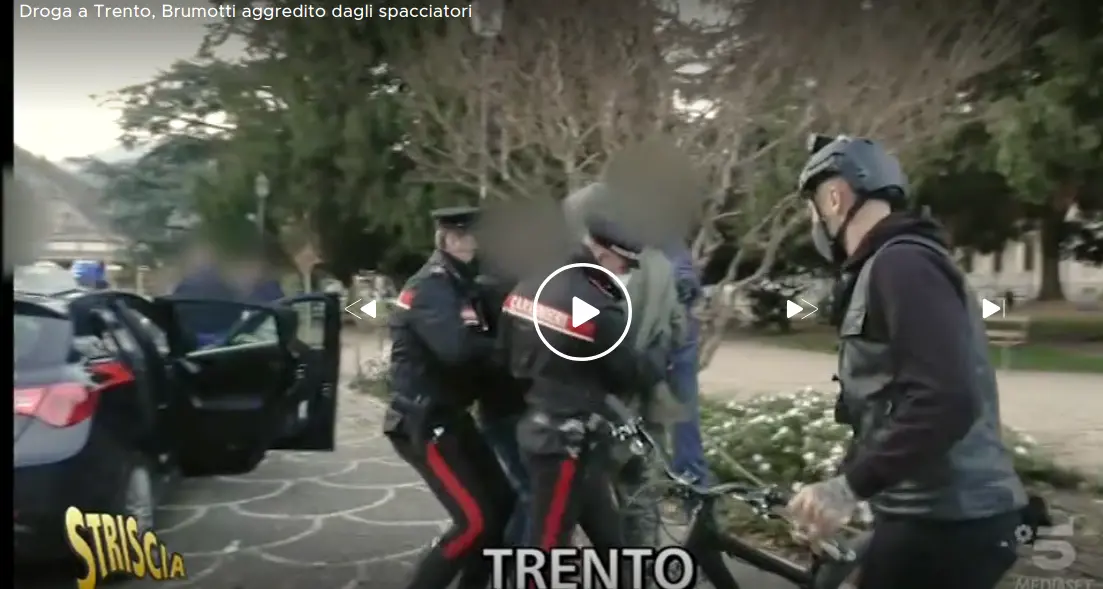 Piazza Dante, l'inviato di Striscia aggredito dai pusher Fugatti e Ianeselli indignati annunciano azioni antidroga