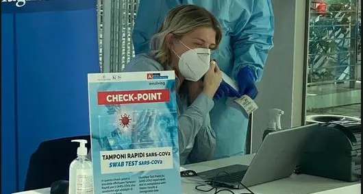 Test rapidi, quei positivi ufficialmente non conteggiati ma trattati come contagi «a tutti gli effetti» Trento attende Roma, il Veneto si smarca e li conta
