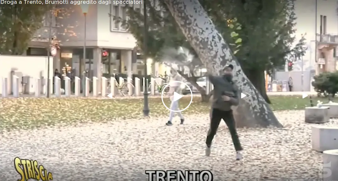 Aveva aggredito l'inviato di Striscia: i carabinieri lo trovano mentre spaccia