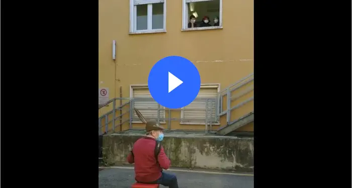 Covid, la toccante serenata dell'alpino Per la moglie ricoverata in ospedale - VIDEO