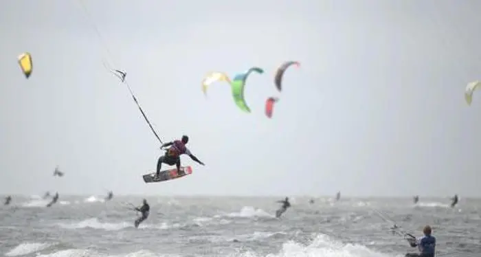 Troppi kitesurf dal Trentino Malumori a Malcesine contro chi sconfina sul Garda