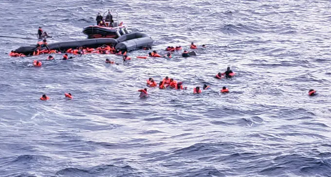 Migranti, altri naufragi: 74 morti Sarà sepolto a Lampedusa il neonato africano annegato