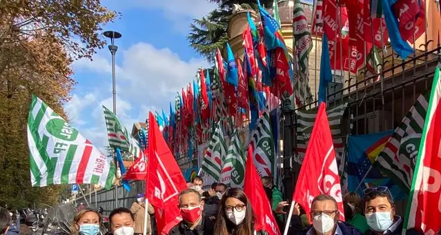 Mobilitazione dei sindacati a sostegno della sanità Presidio al Santa Chiara