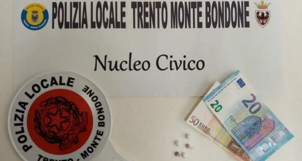 Cinque dosi di eroina a una ragazza di 16 anni: arrestato in piazza Dante