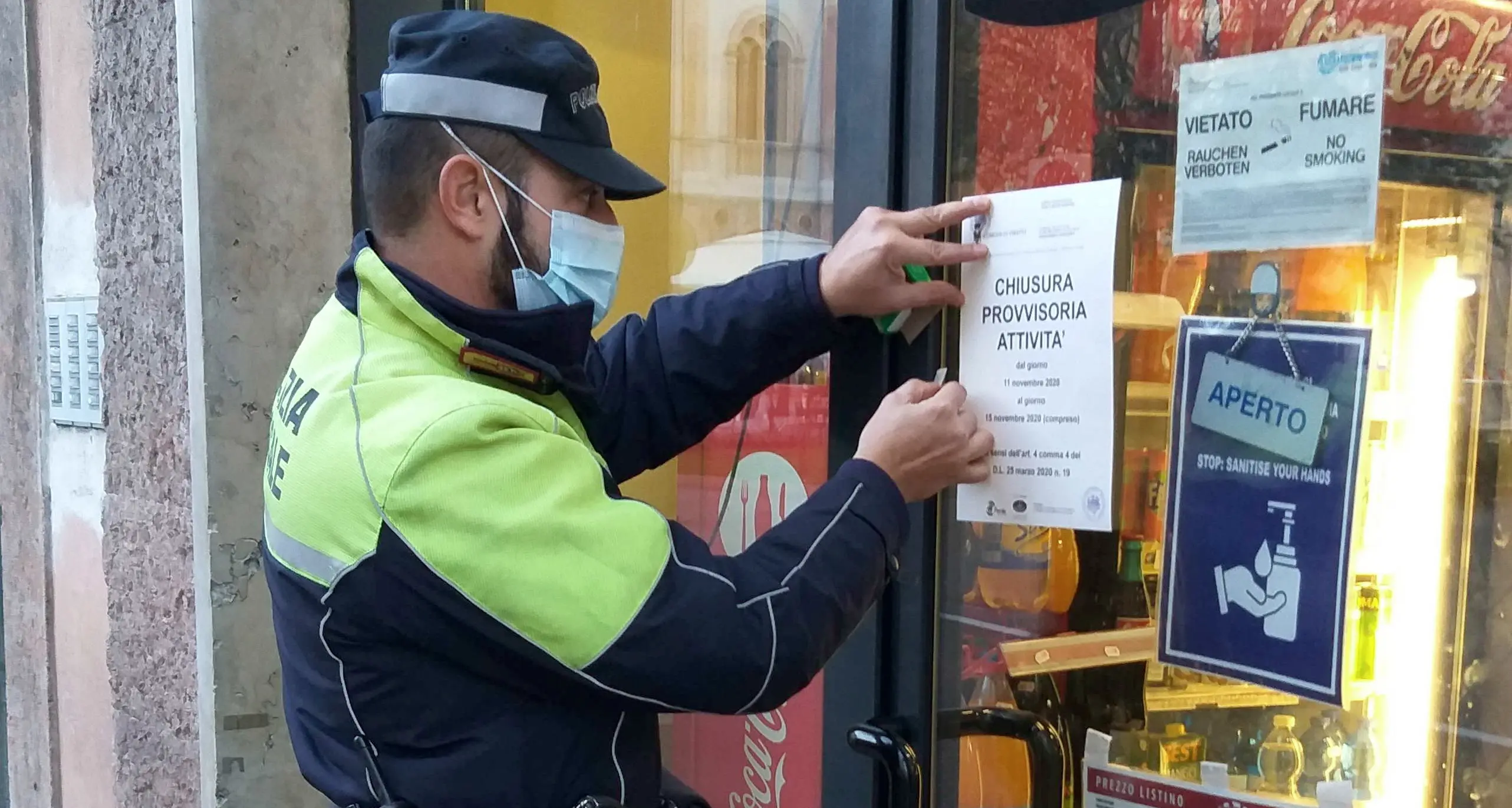 Gel per sanificare le mani all'ingresso del negozio: però era detersivo pavimenti