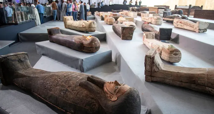L'Egitto svela i tesori: statue dorate e mummie nei nuovi ritrovamenti