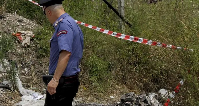 Uccide un anziano a coltellate e ne brucia il cadavere per rubargli la pensione