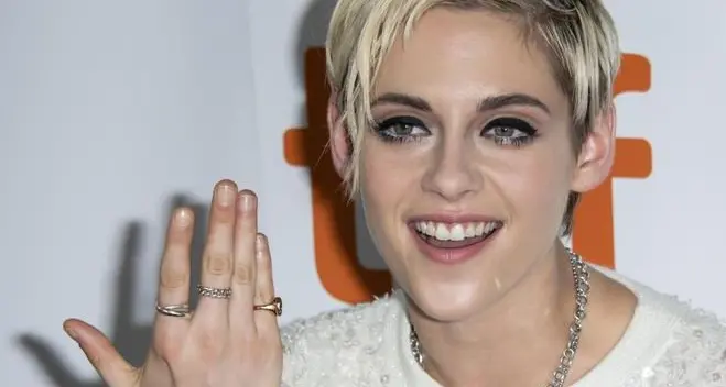 Basta capelli lunghi: è il momento dei «pixie-cut» con colore fatto a casa