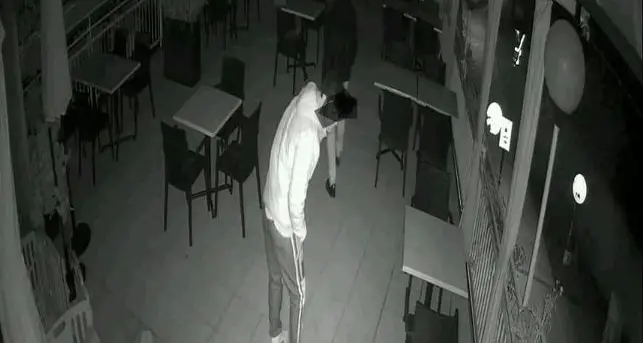 C'è il coprifuoco alle 22? Questi ragazzi entrano nel bar chiuso per consumare coca e fumare