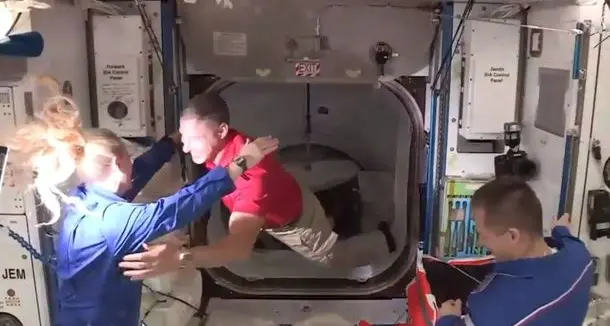 Ecco il taxi spaziale: Crew Dragon raggiunge la base spaziale internazionale
