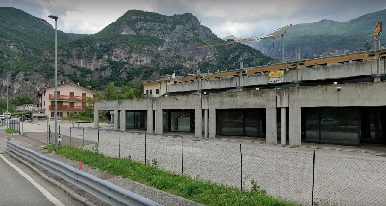 Se avete mezzo milione potete comprare un intero centro commerciale a Besenello
