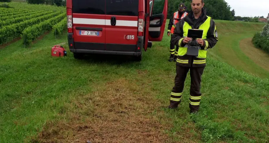 Fa un incidente e scappa a piedi: nascosto nel bosco, scovato con il drone a termocamera dei pompieri