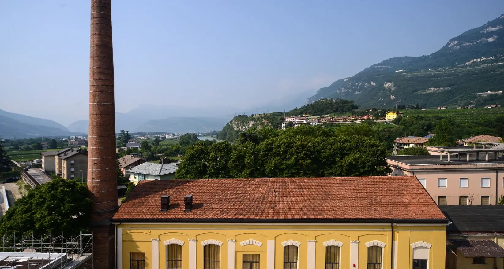 Rovereto, alla Manifattura si restaura la ciminiera \"simbolo\" della ex fabbrica