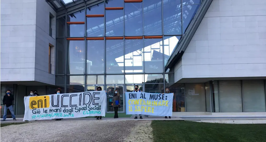 Ambiente, attivisti al Muse «No al greenwashing di Eni aiutato dal museo trentino»