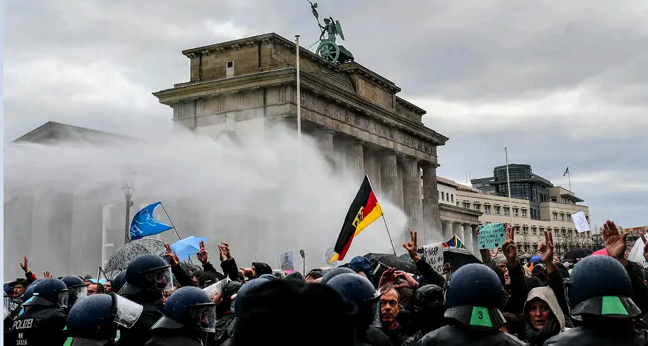 Berlino, alta tensione al corteo dei no-mask La polizia usa gli idranti