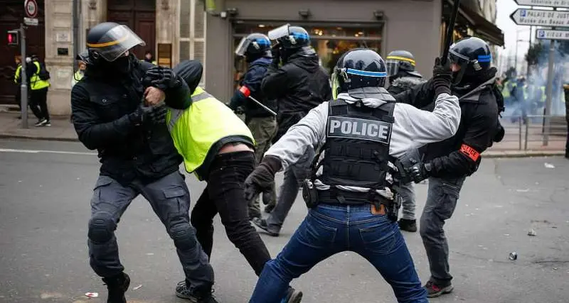Francia, il governo vorrebbe solo giornalisti \"controllati\" e niente video di poliziotti in azione ai cortei: scontro sulla libertà di stampa